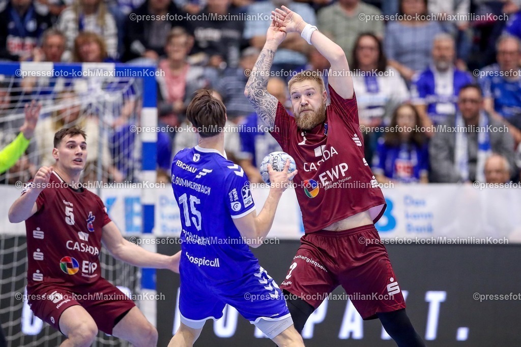 Gum25042501023 | 25.04.2025, Handball, HBL, VfL Gummersbach - 1. VfL Potsdam, Schwalbe-Arena: Miro Schluroff (GUM #15) gegen Josip Simic (VfL Potsdam #05) und Emil Hansson (VfL Potsdam #02) 