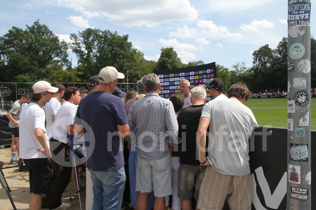 Adi Hütter * Trainer Eintracht Frankfurt | Eintracht Frankfurt * Trainer Adi Hütter * Trainigsstart * stellt sich den Frgen der Journalisten - Realisiert mit Pictrs.com