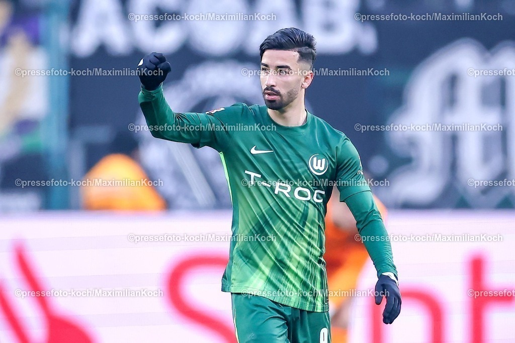 BMG13122501043 | 13.12.2025, Fußball, Borussia Mönchengladbach - VfL Wolfsburg, 1. Fußball Bundesliga, 14.Spieltag, Borussia-Park, Saison 2025 2026: Torjubel nach dem Tor zum 2:1 durch Torschütze Mohamed Amoura&nbsp;(VfL Wolfsburg #09)  DFB regulations prohibit any use of photographs as image sequences and or quasi-video.