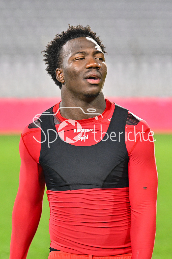 FC Bayern Amateure - FV Illertissen | im bild Nestory IRANKUNDA (FC Bayern München II #9) / happy nach der Partie gegen Illertissen / Freisteller / Einzelfoto