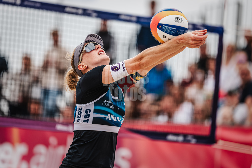 Beachvolleyball | Frauen | German Beach Tour 2024 | Tourstop Düsseldorf | 19.05.2024 | Marie Schieder spielt den Ball
