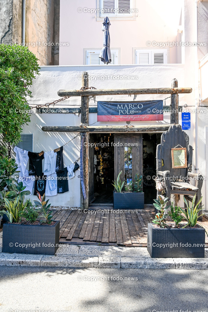 Kroatien_ Korcula_ Insel in Sueddalmatien_ Korcula Stadt_ 13.09.2024-138 | 13.09.2024, Kroatien, HRV, Korcula, Insel in Sueddalmatien, Korcula Stadt im Bild Hafen, Hafenansichten, Boot, Boote, Schiff, Schiffe, Gebauede, Adria, Meer, Stadtansichten, Altstadt, Marco Polo, Museum, Touristen, Souvenier, Restaurant, KonobaKorcula - Schwarzes Korfu - benannt nach den dunklen Kiefernwaeldern, ist eine zu Kroatien gehoerende Insel in der Adria vor der Kueste Sueddalmatiens. Zugleich ist sie Teil des Dinarischen Gebirges. Quelle: Wikipedia