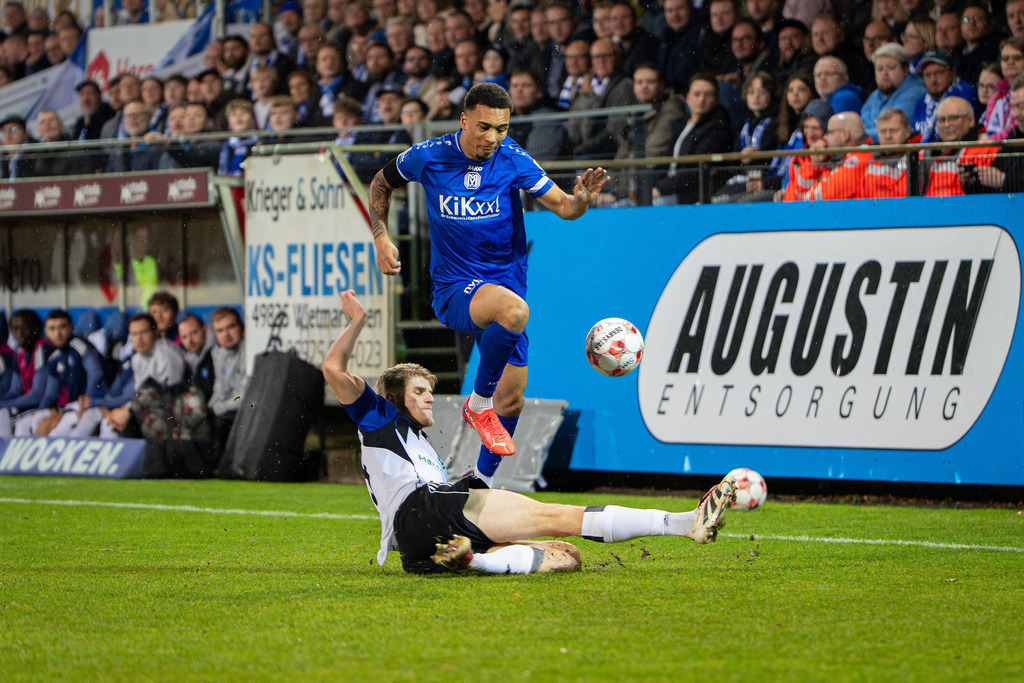Fußball I Herren I Saison 2025-2026 I Regionalliga Nord I 24. Spieltag I SV Meppen - Hamburger SV II I 1299 | Jeremy Gandert (25, Hamburger Sport Verein II) gegen Oliver Schmitt (7, SV Meppen) - Realisiert mit Pictrs.com