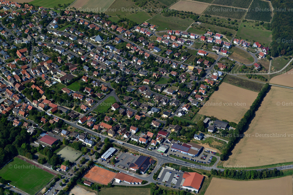 3650638 | UETTINGEN 13.09.2016 Ortsansicht der Straßen und Häuser der Wohngebiete in Uettingen im Bundesland Bayern, Deutschland // Town View of the streets and houses of the residential areas in Uettingen in the state Bavaria, Germany Foto: Gerhard Launer