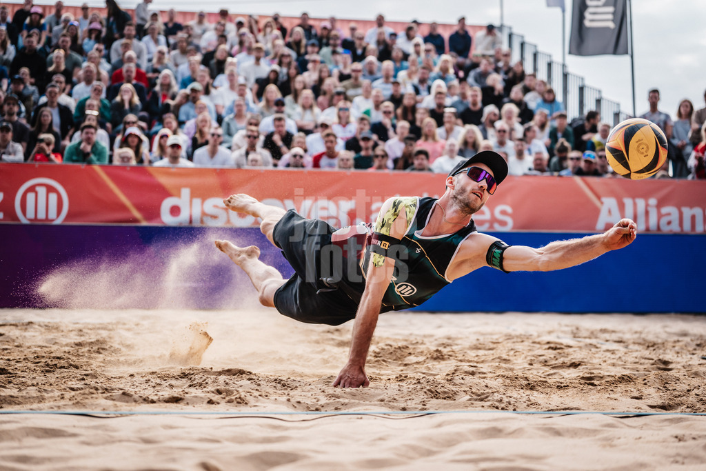 Beachvolleyball | Männer | Allianz German Beach Tour 2025 | Tourstop Düsseldorf | 18.05.2025 | Clemens Wickler springt zum Ball