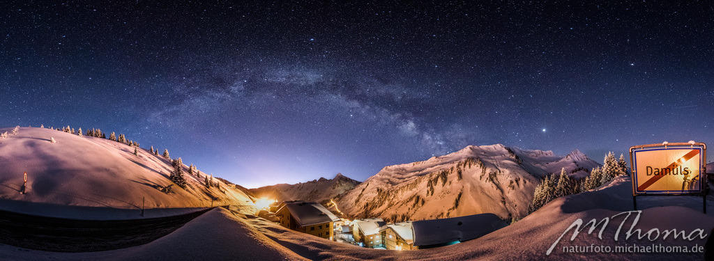 Milchstraßenbogen Furkajoch, Damüls | Dies ist der Online-Shop von naturfoto.michaelthoma.de. Ich bin leidenschaftlicher Naturfotograf und fotografiere von der Andromedagalaxie bis zum Zwergtaucher, von der Ameise bis zum Orionnebel alles was mit Natur zu tun hat. Hier kann eine Auswahl meine - Realisiert mit Pictrs.com