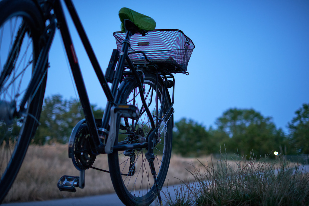 Abgestelltes Fahrrad auf der Donauinsel am Abend | Wien, Austria - July 12, 2021: Abgestelltes Fahrrad auf der Donauinsel am Abend. - Realisiert mit Pictrs.com