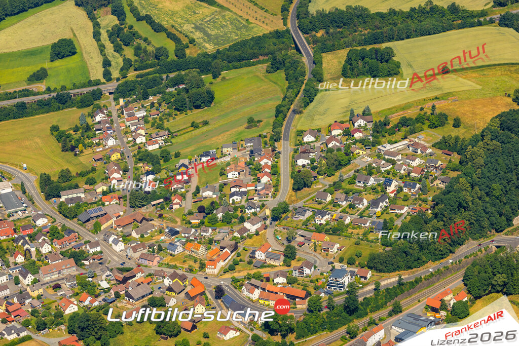 Das Luftbild zeigt : Windischeschenbacher Straße Altenstadt an der Waldnaab - Die Luftaufnahme wurde 2023 vom UL-Flugzeug aus erstellt ( keine Drohne ) - Hochauflösende Luftaufnahme - Für grossformatige Ausdrucke geeignet. Die Geschenkidee !Mit Lizenz und Bildrechte bestellbar