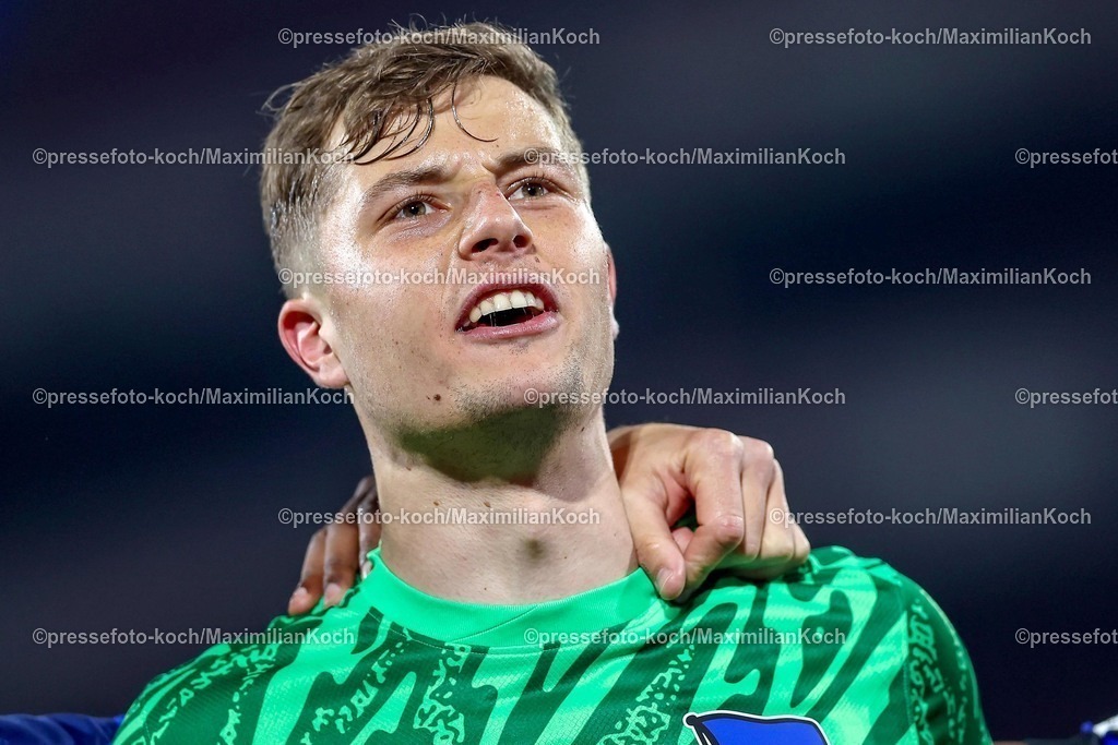1FC05042502242 | 05.04.2025, Fußball, 1. FC Köln - Hertha BSC, 2.. Fußball Bundesliga, 28. Spieltag, RheinEnergie-STADION, Saison 2024 2025: Freude nach dem Sieg. Torwart Tjark Ernst (Hertha BSC #01) DFB regulations prohibit any use of photographs as image sequences and or quasi-video.