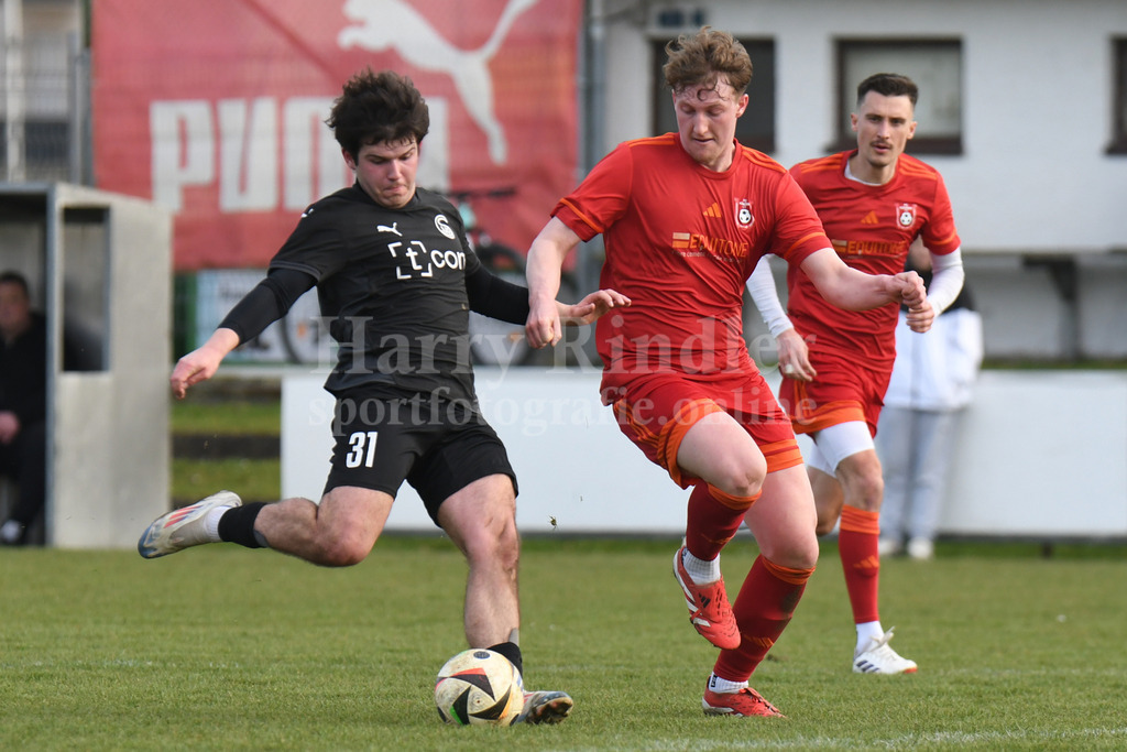 SpVgg Plattling : FC Künzing | Benedikt Geisberger (SpVgg Plattling) Plattlings Neuzugang aus Niederalteich gegen Simon Kröninger (FC Künzing) - Realisiert mit Pictrs.com
