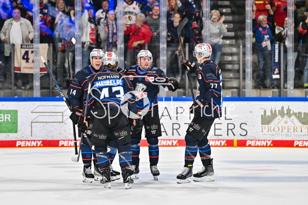 Nürnberg Ice Tigers - Augsburger Panther | Jubel der Ice Tigers nach dem Treffer zum 3-1 durch Cole MAIER (Nürnberg Ice Tigers 14) / Tor / Torschuetze / Freude / Happy / DEL: Nürnberg Ice Tigers - Augsburger Panther; PSD Bank Nürnberg ARENA am 12.09.2025