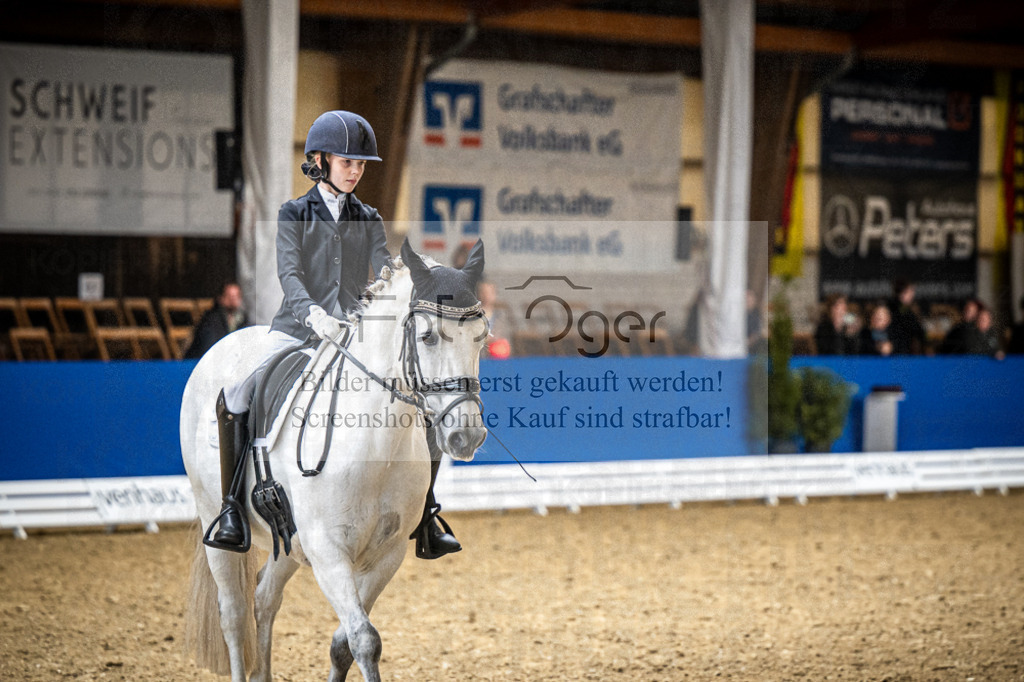 DOS_2122 | Entdecke hochwertige Reitturnierfotos von Foto Oger. Professionell, emotional und authentisch – jetzt Lieblingsmomente im Shop bestellen.Deutschlandweite Turnierfotografie. - Realisiert mit Pictrs.com
