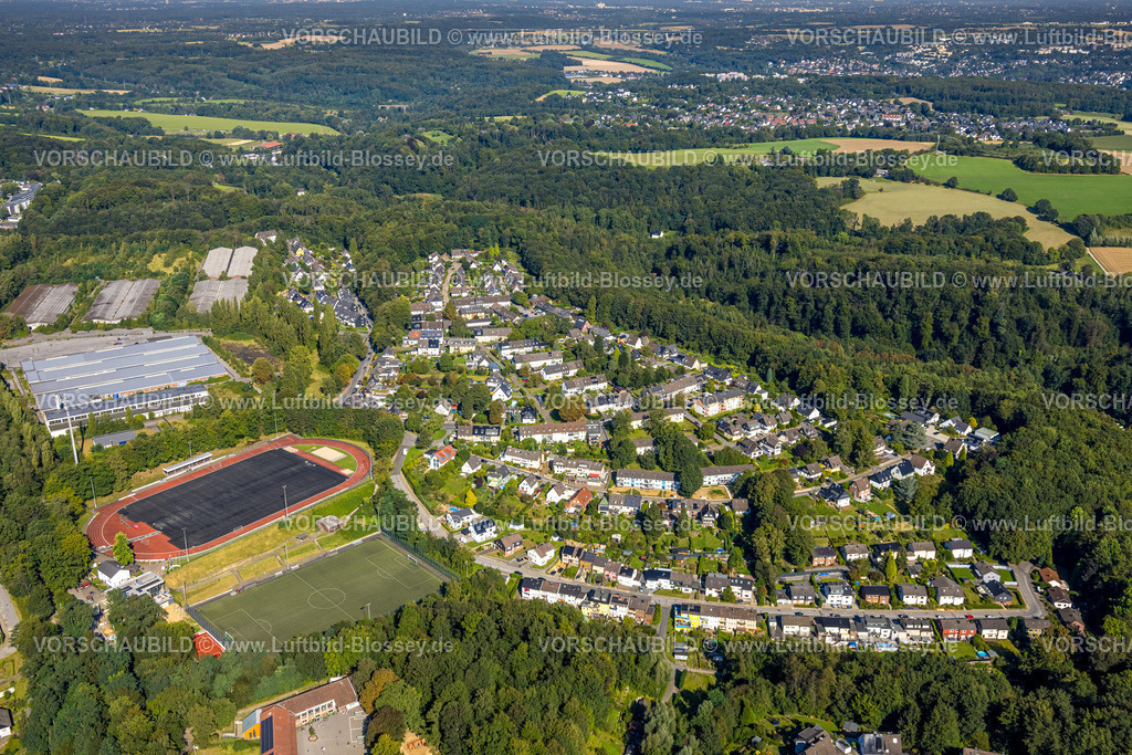 Heiligenhaus240813075 | Luftbild, Fußballstadion und Leichtathletikstadion Am Sportfeld, FC ROT WEISS Heiligenhaus e.V. Sportverein, Wohngebiet und Wohnsiedlung Ortsteil Wassermangel mit Waldgebiet, Isenbügel, Heiligenhaus, Ruhrgebiet, Nordrhein-Westfalen, Deutschland