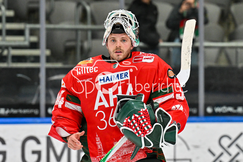 Augsburger Panther - Iserlohn Roosters | Im Bild ein glücklicher Michael GARTEIG (Augsburger Panther 34 nach dem Heimsieg gegen Iserlohn / Einzelfoto / Freisteller / Penny DEL: Augsburger Panther - Iserlohn Roosters; Curt Frenzel Stadion am 21.09.2025