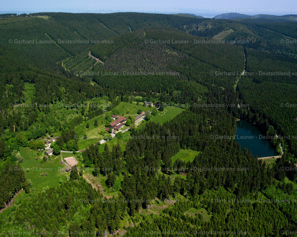 2638603 | CLAUSTHAL-ZELLERFELD 09.06.2006 Wald- Gebiete und Forstflächen umsäumen das Siedlungsgebiet des Dorfes in Clausthal-Zellerfeld im Bundesland Niedersachsen, Deutschland // Village - view on the edge of forested areas in Clausthal-Zellerfeld in the state Lower Saxony, Germany Foto: Gerhard Launer