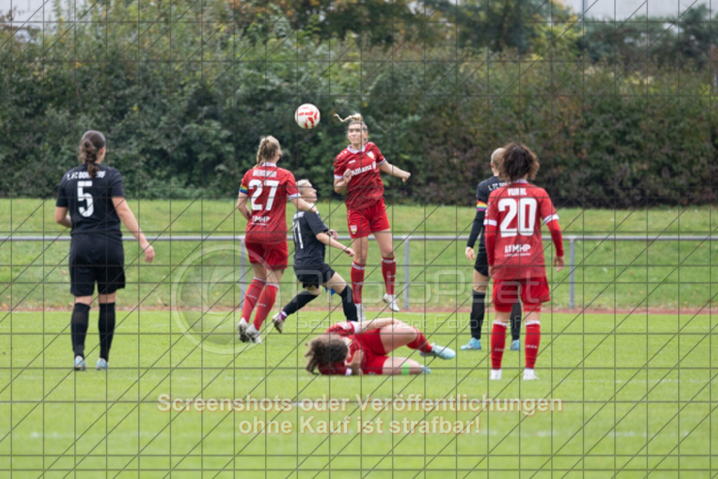 20251012_131800_0269 | #,1.FC Donzdorf (schwarz) vs. VfB Stuttgart II (rot), Fussball, Frauen-Verbandsliga Württemberg, 05. Spieltag, Saison 2025/2026, Rasenplatz Lautertal Stadion, Süßener Straße 16, 73072 Donzdorf, 12.10.2025 - 13:00 Uhr,Foto: PhotoPeet-Sportfotografie/Peter Harich