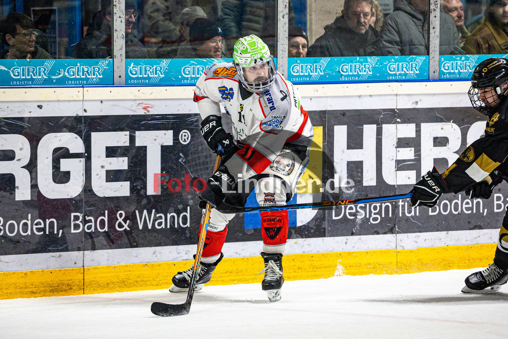 EHC Königsbrunn PINGUINE gegen TSV Peißenberg MINERS | Eishockey Bayernliga Herren Playoffs Viertelfinale 2024/25 - Spiel 1 von 7, EHC Königsbrunn PINGUINE gegen TSV Peißenberg MINERS, 20250207,Florian SIMON (MINERS 11) in Aktion,2025-02-07 in Peißenberg (Eisstadion Peißenberg)Florian SIMON (MINERS 11)Copyright: WolfgangxLindner foto-lindner.de