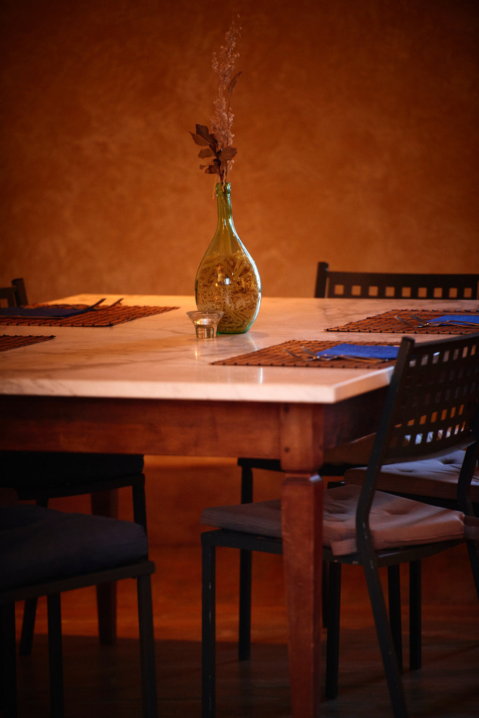 Blumenvase auf Holztisch | Pienza, Italien - August 30, 2016: Blumenvase auf Holztisch. - Realisiert mit Pictrs.com