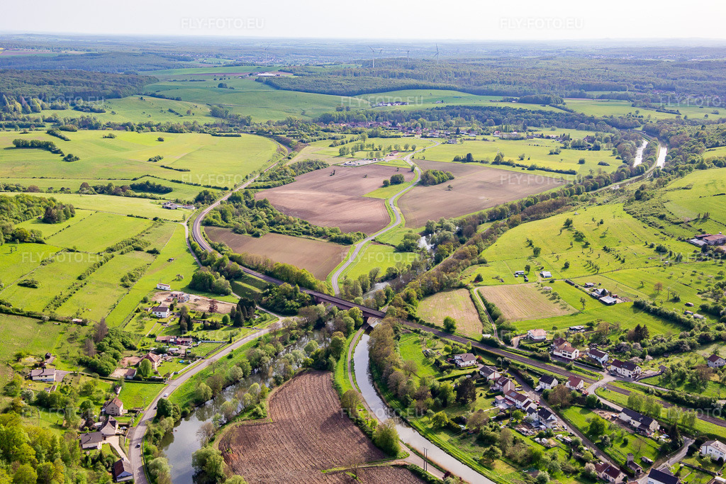 Vue aérienne: Pont ferroviaire sur la Sarre et le canal des houillères de la Sarre à Zetting dans le département Moselle, France. Photo: IMG_140388.jpg prise le 30/04/2024 par Werner Riehm/FLY-FOTO.eu – Résolution de l'original: 5263 x 3509 px