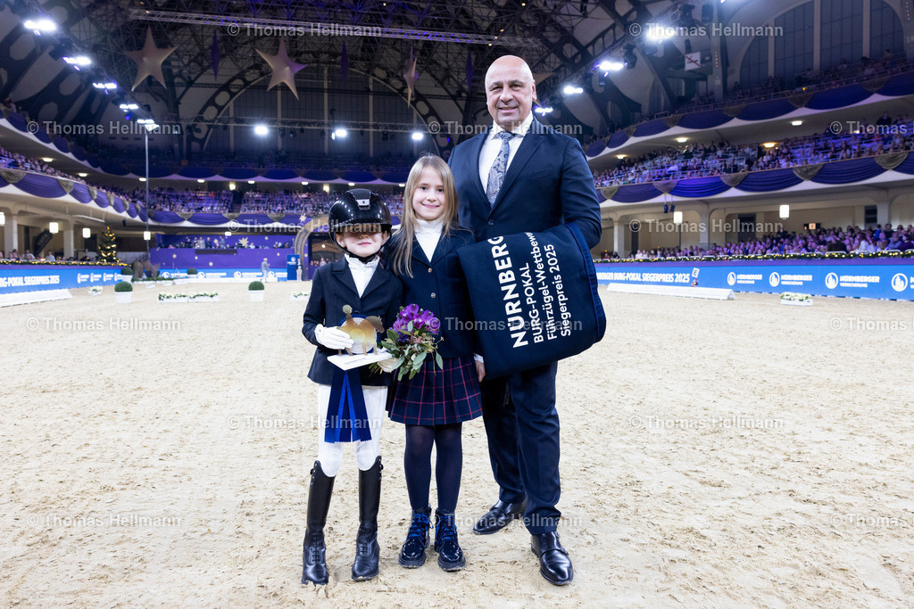 TH_317-SCHANTZ Charlotte Luise (GER)_ Dream Team_s James_ Andreas Politycki_33159 | 317SCHANTZ Charlotte Luise (GER), Dream Team's James, Andreas Politycki beim Festhallen Reitturnier Frankfurt 2025 am 20.12.25 in Frankfurt, Festhalle
