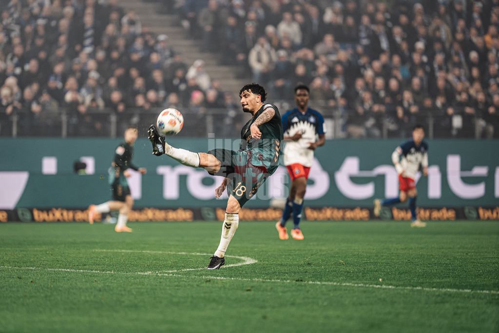 Fußball | Männer | Saison 2025/2026 | 1. Fußball-Bundesliga | 13. Spieltag | Hamburger SV vs. SV Werder Bremen | 07.12.2025 | Cameron Puertas (#18, SV Werder Bremen) klärt den Ball