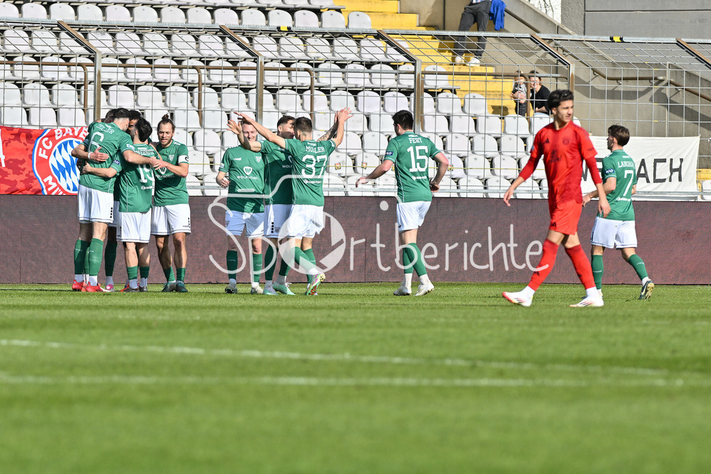 FC Bayern Amateure - 1. FC Schweinfurt 05 | Jubel der Gaeste nach dem Treffer zum 0-1 durch Michael DELLINGER (FC SChweinfurt 10) / Tor / Torschuetze / Freude / Happy / Regionalliga Bayern: FC Bayern Muenchen II - 1. FC Schweinfurt 1905, Gruenwalder Stadion am 22.02.2025