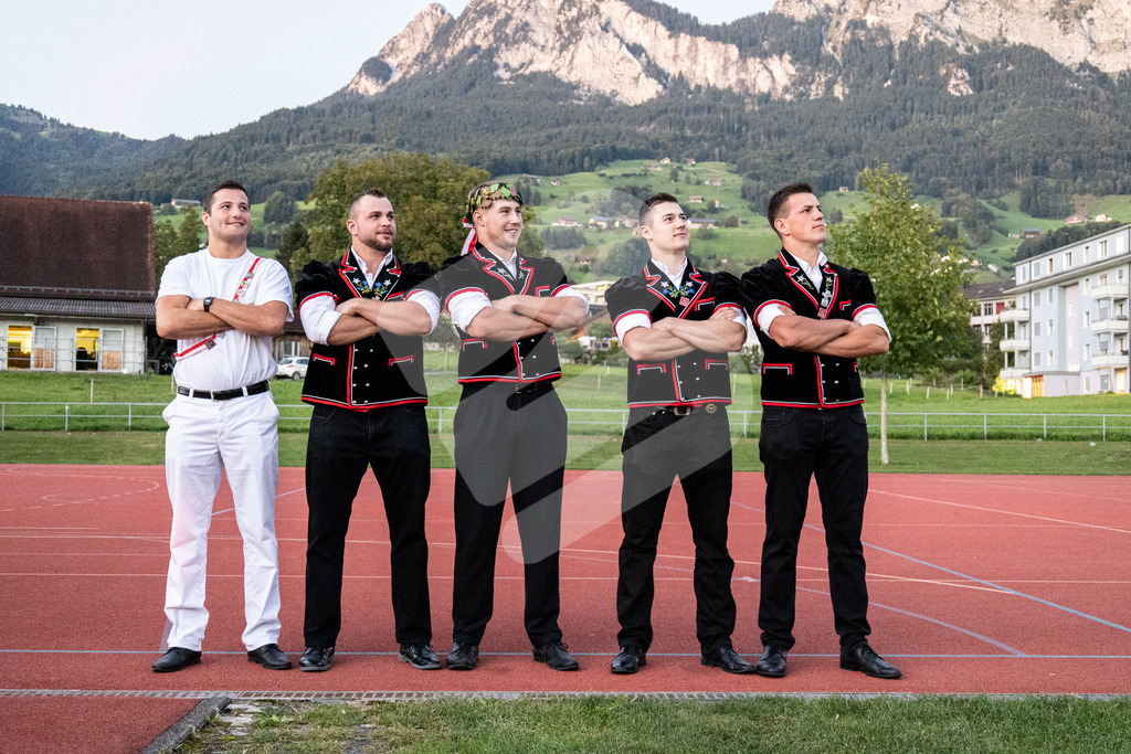 ESAF2025_Empfang_8591 | Die Schwinger des Schwyzer Kantonalen Schwingerverbandes: Fotos, die Dynamik und Leidenschaft festhalten, sowie emotionale Momente aus dem traditionellen Schwingsport zeigen. - Realisiert mit Pictrs.com