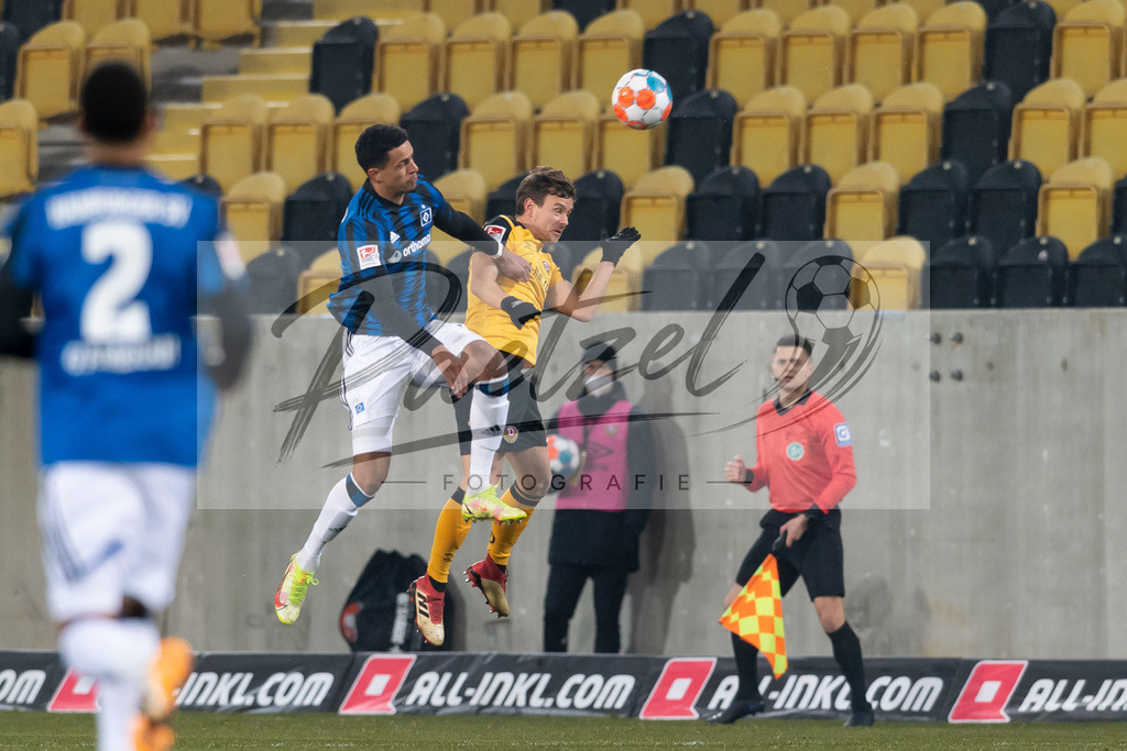 SGDHSV20220114_023 | Fussball, Herren: Robert Glatzel (Hamburger SV) und Chris Loewe (SG Dynamo Dresden) im Zweikampf bei dem Spiel der 2. Bundesliga zwischen SG Dynamo Dresden und Hamburger SV im Rudolf-Harbig-Stadion am 14.01.2022 in Dresden, Deutschland.DFB / DFL REGULATIONS PROHIBIT ANY USE OF PHOTOGRAPHS AS IMAGE SEQUENCES AND/OR QUASI-VIDEO. - Realisiert mit Pictrs.com