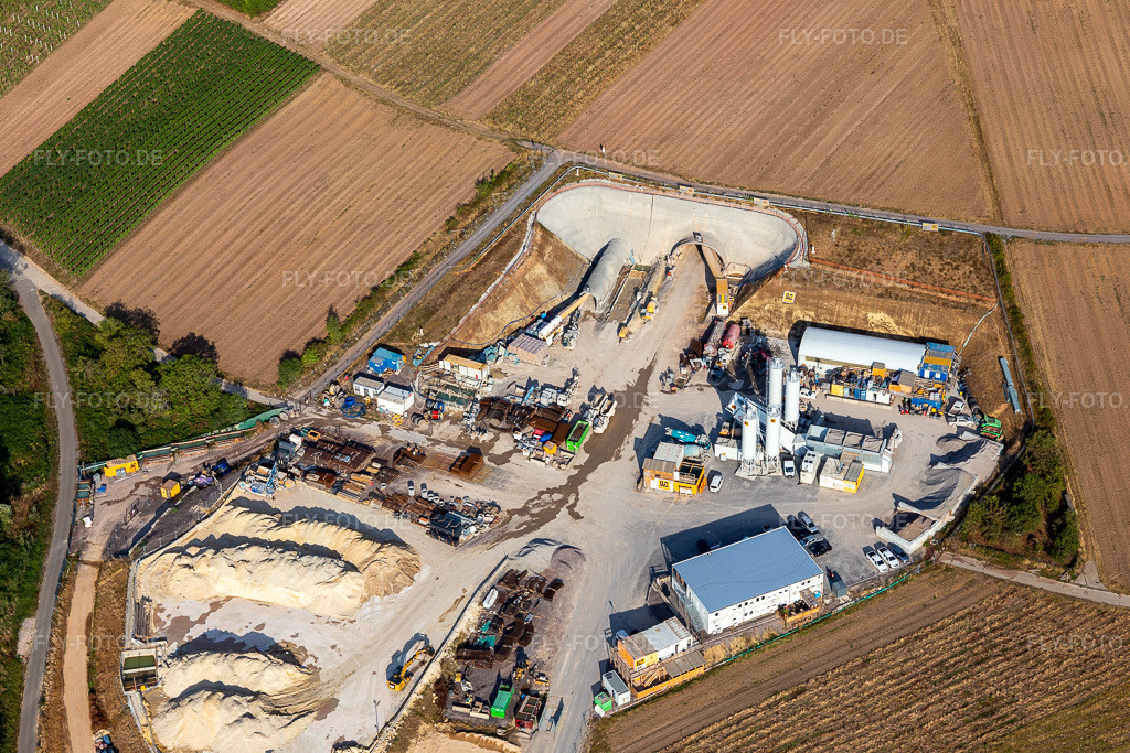 Luftbild: Baustelle des Tunnelportals Ost für den Astrid-Tunnel zur Unterquerung und Ortsumgehung von Bad Bergzabern zwischen B38 (Weinstraße) und B427 (Kurtalstraße) in Dörrenbach im Bundesland Rheinland-Pfalz in Deutschland.Foto: IMG_134257.jpg vom 29.08.2022 durch Werner Riehm/FLY-FOTO.deBemo: - BEMO Tunnelling GmbHLandesbetrieb Mobilität Rheinland-PfalzStadt Bad BergzabernHerrenknecht AG - Pioneering Underground Together