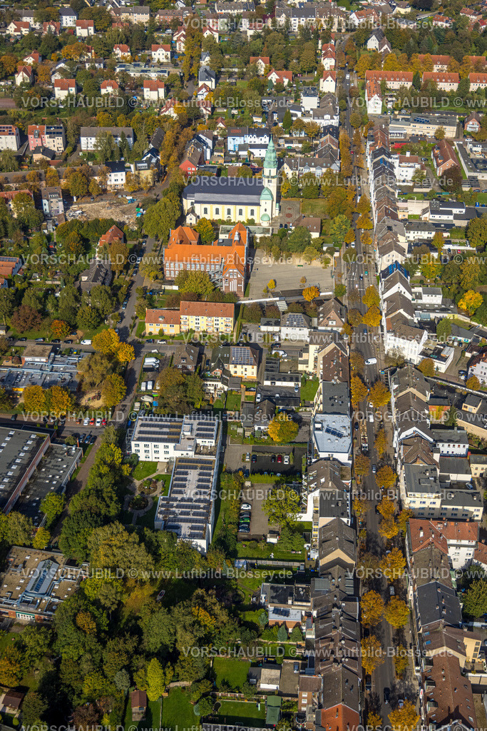 Luenen241012563 | Luftbild, kath. Herz Jesu Kirche und Wittekindschule Grundschule, Mehrfamilienhäuser Wohnhäuser, Waltroper Straße mit Baumallee, Brambauer, Lünen, Ruhrgebiet, Nordrhein-Westfalen, Deutschland