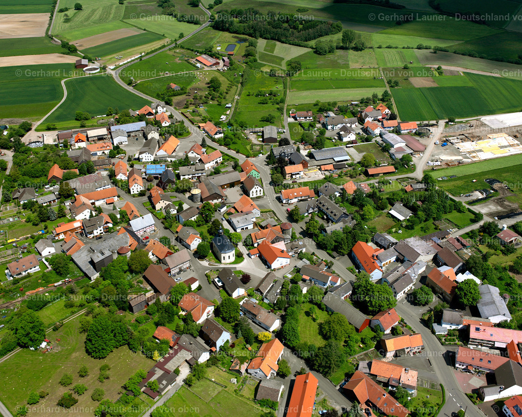 2614074 | STUMPERTENROD 09.06.2006 Landwirtschaftliche Nutzflächen und Feldgrenzen  umsäumen das Siedlungsgebiet des Dorfes in Stumpertenrod im Bundesland Hessen, Deutschland // Agricultural land and field boundaries surround the settlement area of the village  in Stumpertenrod in the state Hesse, Germany Foto: Gerhard Launer