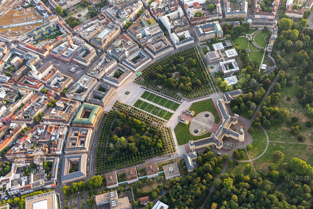 Luftbild: Karlsruher Schloß, Zentrum des Zirkels im Ortsteil Innenstadt-West in Karlsruhe im Bundesland Baden-Württemberg in Deutschland. Foto: IMG_109129.jpg vom 19.07.2018 durch Werner Riehm/FLY-FOTO.de