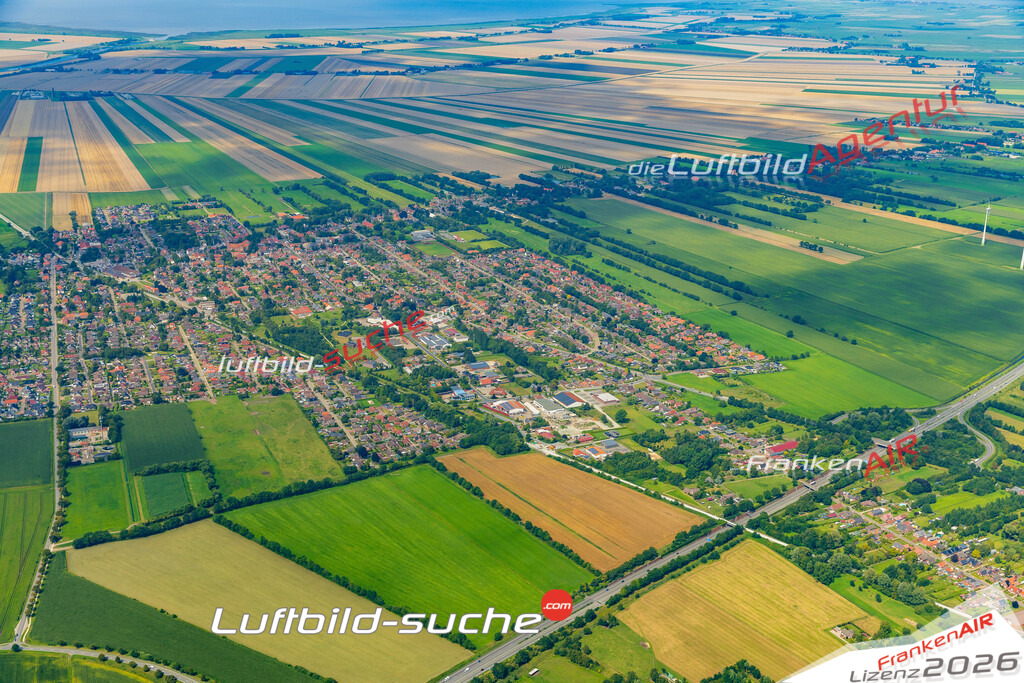 Luftaufnahme der Stadt Bunde - Die Luftaufnahme wurde 2025 vom UL-Flugzeug heraus erstellt ( keine Drohne ) - Hochauflösende Luftaufnahme - für professionelle Ausdrucke geeignet. Die Geschenkidee !Hier alle&nbsp;Infos zur Lizenzierung der LuftaufnahmeWir fliegen auch dieses Jahr wieder in Ihre Region um Luftbilder zu erstellen.- Luftbild anfragen