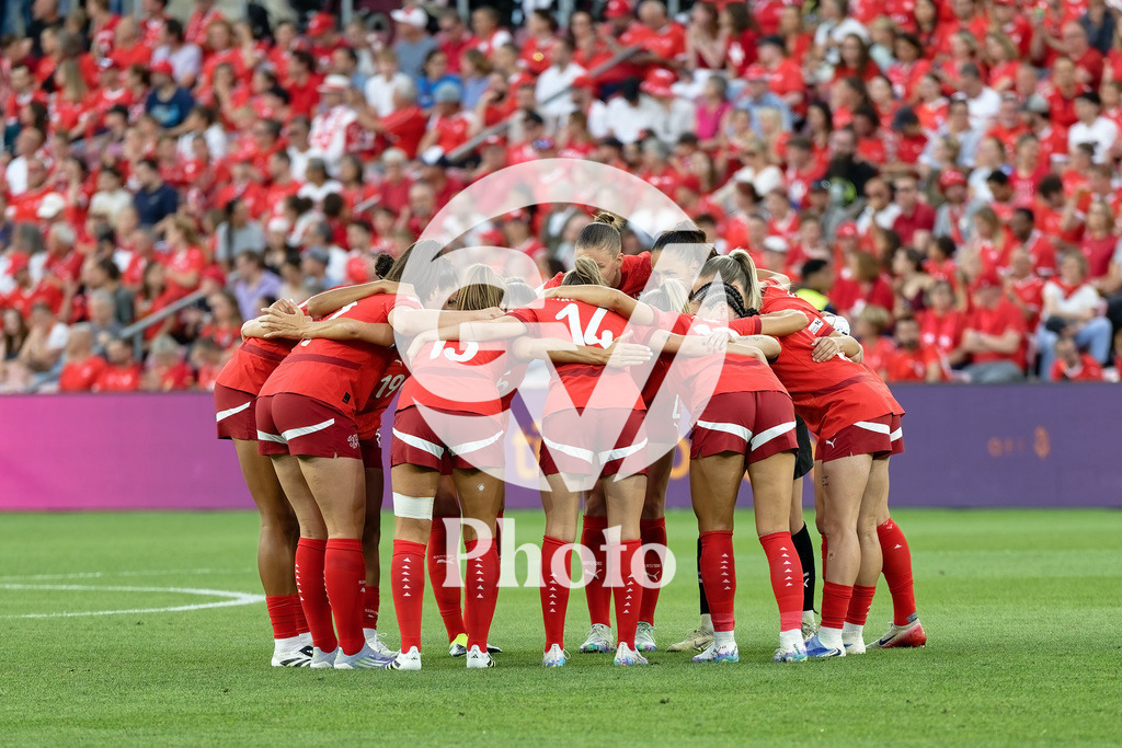 Finland v Switzerland: UEFA Women's EURO 2025 Group A | GENEVA, SWITZERLAND - JULY 10: Switzerland form a circle during the UEFA Women's EURO 2025 Group A match between Finland and Switzerland at Stade de Geneve on July 10, 2025 in Geneva, Switzerland. (Photo by Giuseppe Velletri/Sports Press Photo/Getty Images)