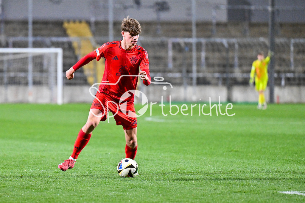 FC Bayern Amateure - SpVgg Hankofen-Hailing | am Ball Guido DELLA ROVERE (FC Bayern München II #10) / Einzelfoto / Freisteller / Regionalliga Bayern: FC Bayern Muenchen II - SpVgg Hankofen-Hailing, Gruenwalder Stadion am 28.03.2025