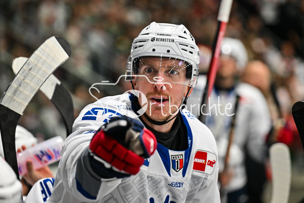 Augsburger Panther - Adler Mannheim | im Bild  Dan RENOUF (Adler Mannheim 4) auf der Bank / Einzelfoto / Freisteller / DEL: Augsburger Panther - Adler Mannheim; Curt Frenzel Stadion am 14.09.2025