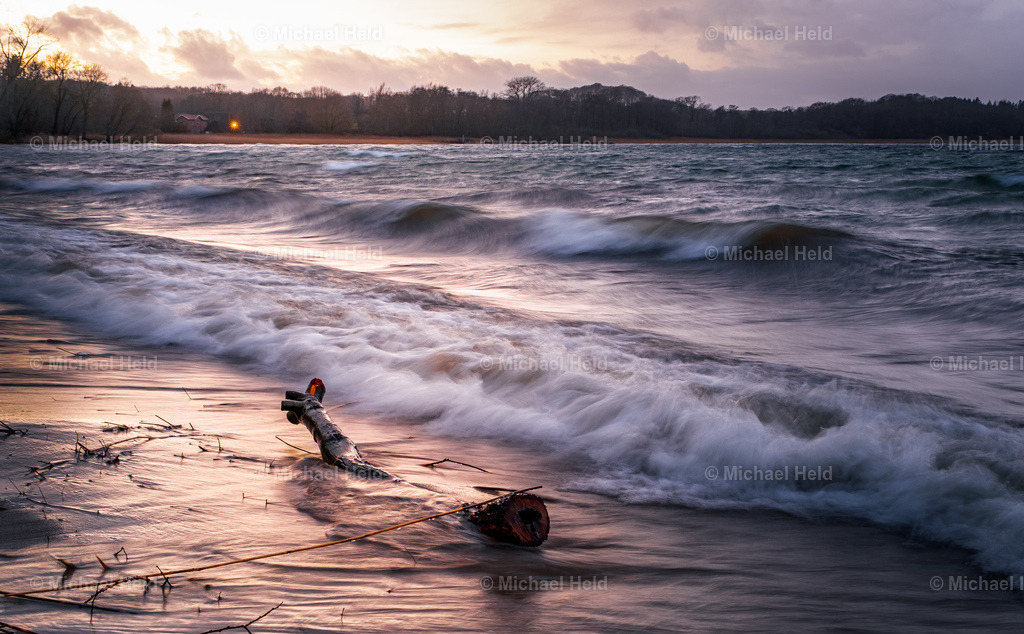 Wintersturm an der Ostsee bei Kiel | Profi-Fotos über Schleswig-Holstein und dem ganzen Norden für Büro, Hotel, Ferienhaus, Ferienwohnung, Wohnzimmer, Arztpraxis uvm. jetzt bestellen. - Realisiert mit Pictrs.com