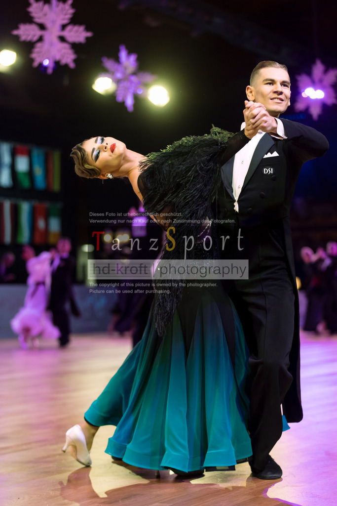 20241215_WDSF_Int_Open_Std-Riga-9224 | Tanzsportbilder, Standardtanz, Lateintanz, WDSF, DTV, LTVB, dancecomp, goc, hessen tanzt, blaues band der spree, walzer, tango, wiener walzer, slowfox, quickstepp, samba, rumba, cha-cha-cha, paso doble. jive, hd-kroft photography, turniertanzsport