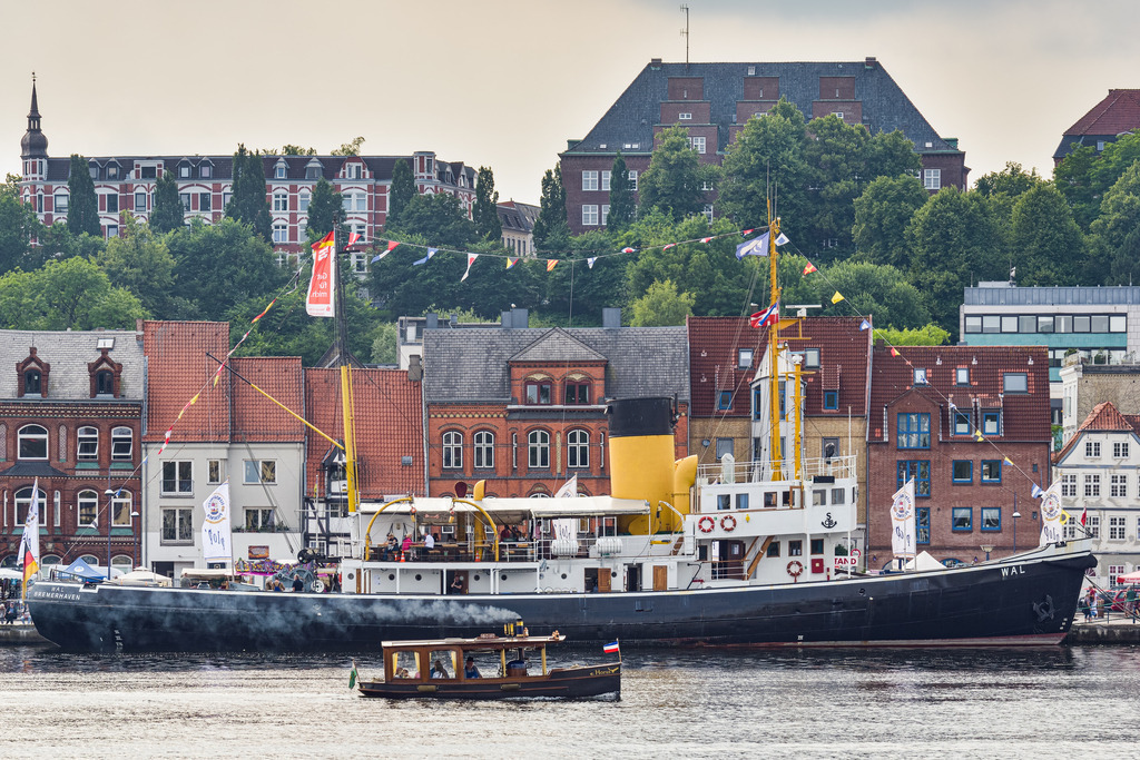 Wal - Schiff | Die Wal ist ein Dampfschiff, das heute als Museumsschiff eingesetzt wird. Das Schiff wurde im Jahr 1938 als Eisbrecher gebaut, es hat eine Länge von 50 Metern. In dem Bild ist vor der Wal das Dampfboot Horus abgebildet, ein 7,4 Meter langes Boot, das häufig, wie hier, auf dem Dampf Rundum in Flensburg zu sehen ist. - Realisiert mit Pictrs.com