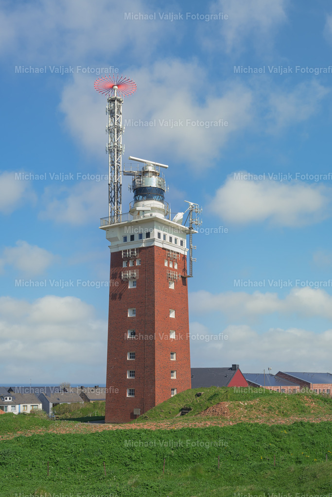 Leuchtturm Helgoland | Auf dem Oberland steht der Leuchtturm von Helgoland. Er wurde im Zweiten Weltkrieg als Flakturm bzw. Flakleitstand gebaut und 1952 als Ersatz für den im Krieg zerstörten alten als neuer Leuchtturm in Betrieb genommen. Der Turm besitzt das auf deutschen Leuchttürmen stärkste Leuchtfeuer, das in klaren Nächten bis aus einer Entfernung von 28 Seemeilen (z. B. auf den Ostfriesischen Inseln im Süden und in Eiderstedt im Osten) zu erkennen ist. - Realisiert mit Pictrs.com