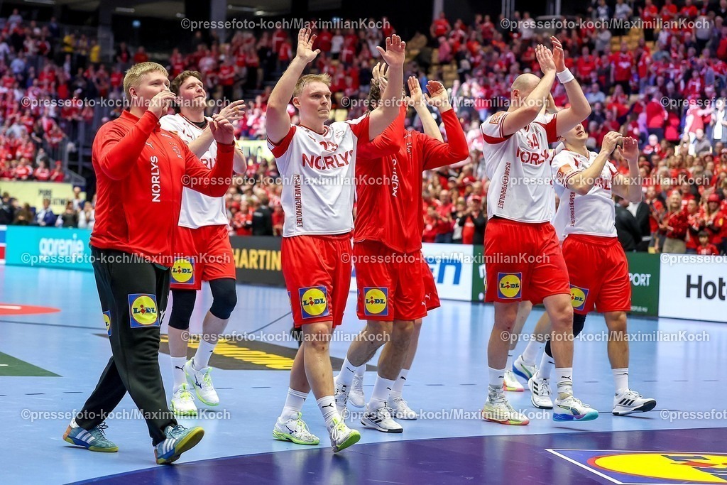 EHF18012602134 | 18.01.2026, Handball, Men's EHF EURO 2026, Dänemark - Rumänien, Jyske Bank Boxen in Herning, Dänemark, Preliminary Round: Abschlussjubel nach dem Sieg der Dänen gegen Rumänien.  Emil Nielsen (Denmark #12)  Lasse Kjaer Moller (Denmark #64)  Emil Siersbaek Bergholt (Denmark #33)  Simon Hald Jensen (Denmark #34)  Mads Hoxer Hangaard (Denmark #38) 