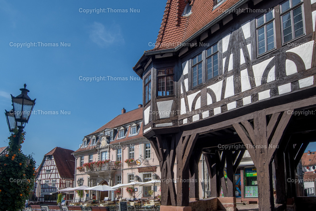 Michelstadt-Altstadt-historisches-Rathaus-Odenwald_Fotografie-Thomas-Neu-9 | Der Marktplatz in Michelstadt im Odenwald mit seinem historisches Rathaus aus dem Jahre 1484