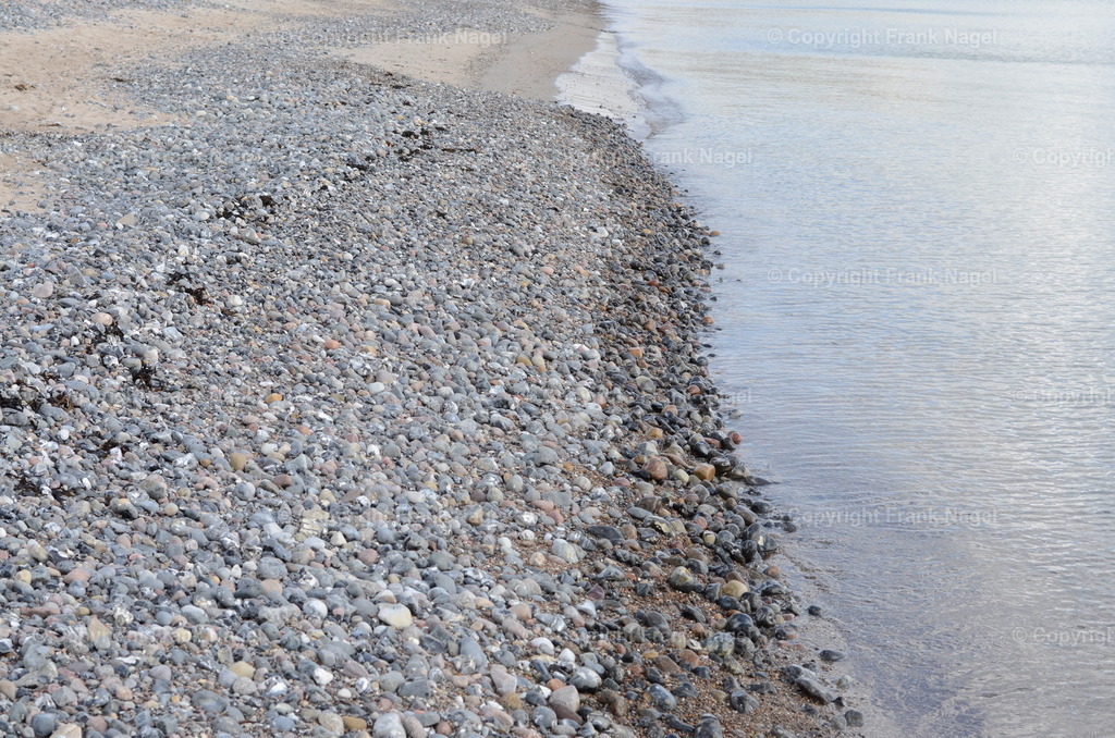 Steinfelder an der Küste | Diese Steinfelder aus Feuerstein, Flint, Kiesel und Granit befinden sich auf diesem Foto im Strandbereich von Prora - Realisiert mit Pictrs.com