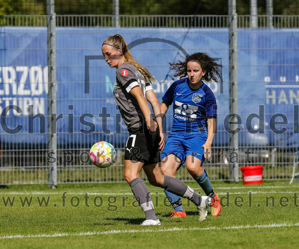 2023-09-09_071_FC_Langengeisling_gegen_TV_1864_Altoetting | Erding, Deutschland, 09.09.2023:
Fußball, Bezirksoberliga 2023 / 2024, 2. Spieltag, FC Langengeisling gegen TV 1864 Altötting, Endergebnis: 2:3

Sandra Utzschmid (TV 1864 Altötting, #17), Monika Bichlmaier (FC Langengeisling, #4)

Foto: Christian Riedel / fotografie-riedel.net