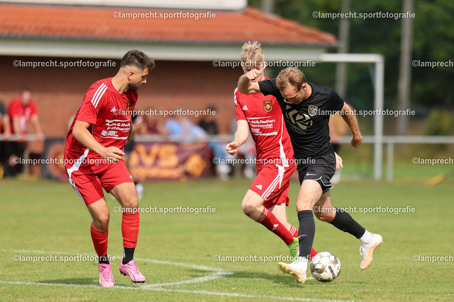 Fußball I Herren I Saison 2025-2026 I Verbandsliga Süd I 7. Spieltag I SV Schackendorf - SV Azadi Lübeck I 06.09.2025.143 | v.l. Arash Mirzaei (33, SV Schackendorf), Marco Pajonk (9, SV Azadi Lübeck) - Realisiert mit Pictrs.com