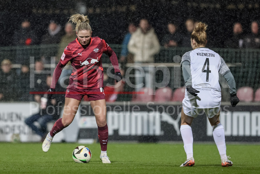 Fussball, Google Pixel Frauen-Bundesliga, RB Leipzig - 1. FFC Turbine Potsdam | v.li.: Marleen Schimmer (RB Leipzig, 14) und Irena Kuznezov (1. FFC Turbine Potsdam, 4) im Zweikampf, Duell, Dynamik, Aktion, Action, Spielszene, DIE DFB-RICHTLINIEN UNTERSAGEN JEGLICHE NUTZUNG VON FOTOS ALS SEQUENZBILDER UND/ODER VIDEOÄHNLICHE FOTOSTRECKEN. DFB REGULATIONS PROHIBIT ANY USE OF PHOTOGRAPHS AS IMAGE SEQUENCES AND/OR QUASI-VIDEO.