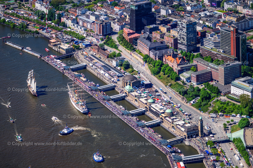 Hamburg_Landungsbrücken_Hafengeburtstag_ELS_6919080525 | HAMBURG 11.05.2025 Hafenanlagen und Landungsbrücken am Ufer des Fluss- Verlaufes der Elbe an der Straße Bei den Sankt Pauli-Landungsbrücken im Ortsteil Sankt Pauli in Hamburg, Deutschland. // Port facilities and jetties on the banks of the river course of the Elbe on the street Bei den Sankt Pauli-Landungsbruecken in the district of Sankt Pauli in Hamburg, Germany. Foto: Martin Elsen