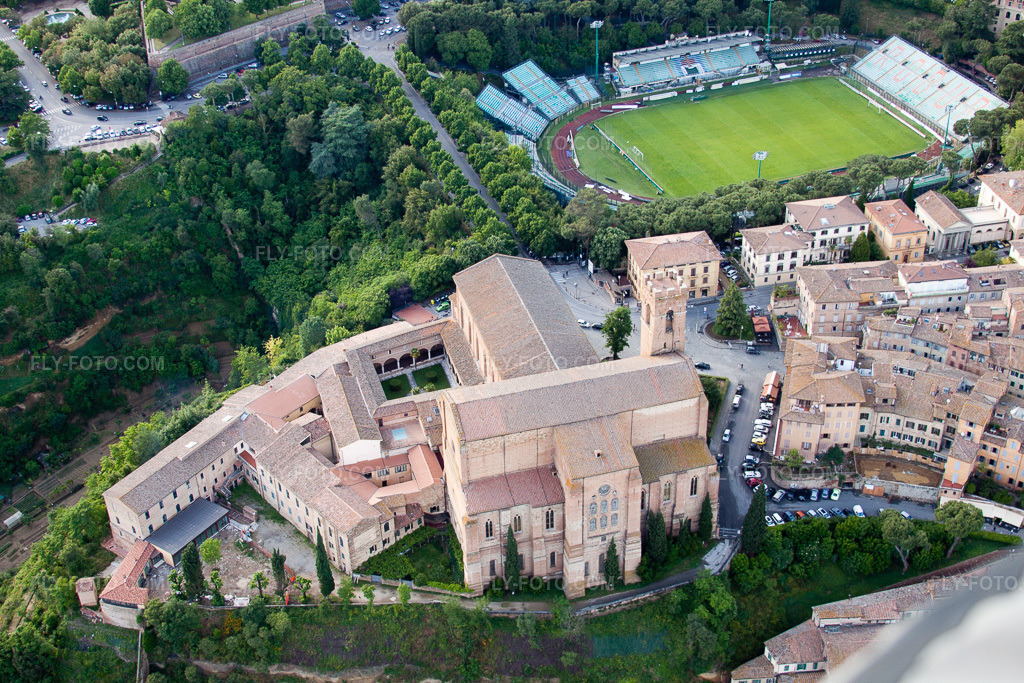 Aerial view: View of the town in Siena in the state Siena, Italy. – Photo: IMG_28494.jpg taken on 06/03/2010 by Werner Riehm/FLY-FOTO.com – Resolution of the original: 4752 x 3168 px