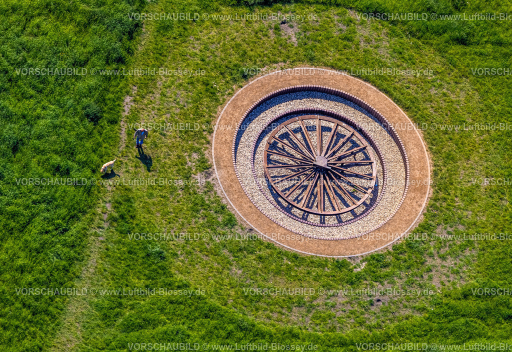Bottrop230509540 | Luftbild, Spaziergänger mit Hund, Prosper-Park mit Seilscheibe, Nord-Ost, Bottrop, Ruhrgebiet, Nordrhein-Westfalen, Deutschland