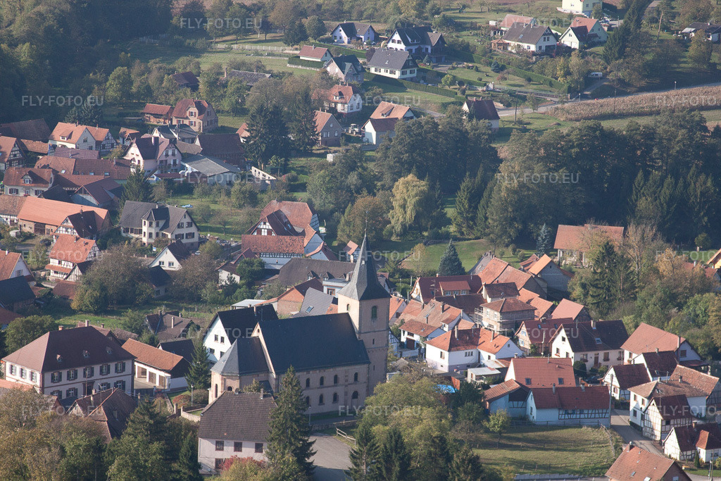 Vue aérienne: Église et mairie à Preuschdorf dans le département Bas Rhin, France – .Photo: IMG_45866.jpg prise le 16/10/2011 par Werner Riehm/FLY-FOTO.eu – Résolution de l'original: 4752 x 3168 px